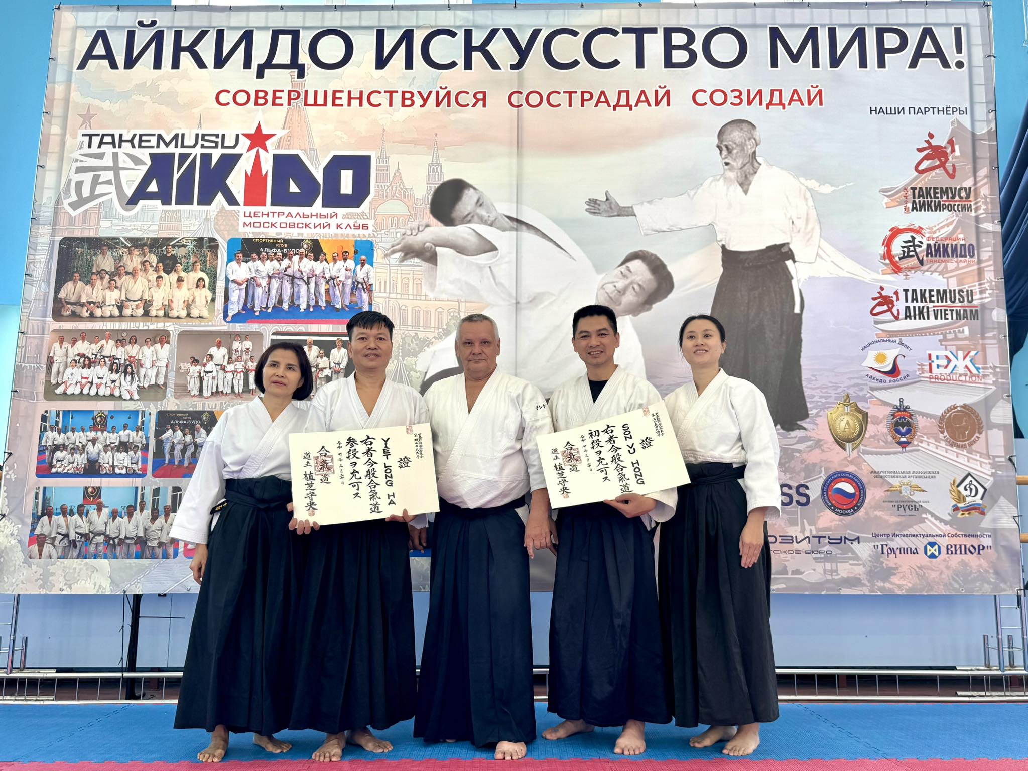 Sensei Hà Việt Long Long nhận văn bằng Sandan
